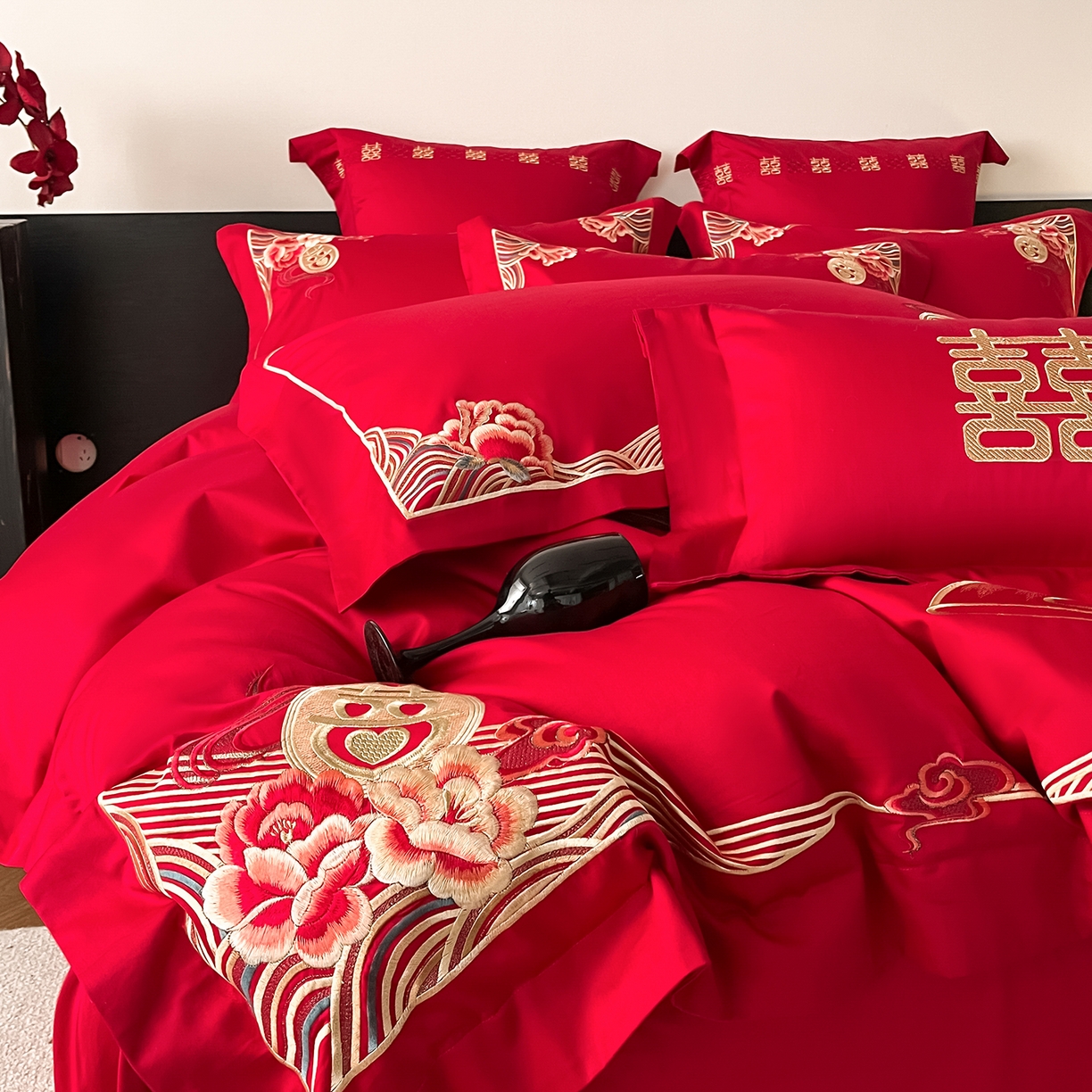 91家纺网 家纺一手货源 找家纺 置顶家纺 2026新款新中式亲肤婚庆绣花四件套 浪漫相悦-大红