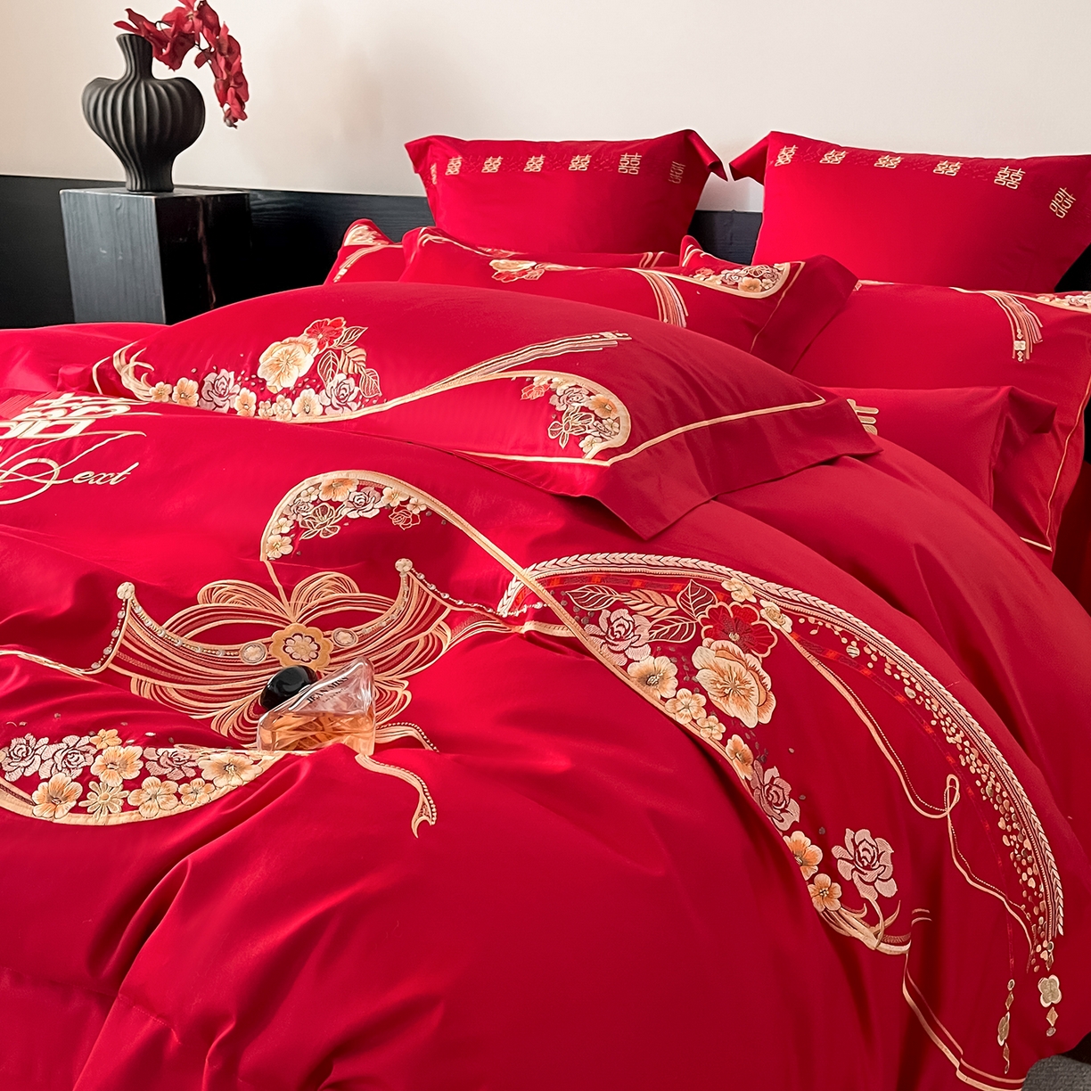 91家纺网 家纺一手货源 找家纺 置顶家纺 2026新款新中式亲肤婚庆绣花四件套 大喜日子-大红