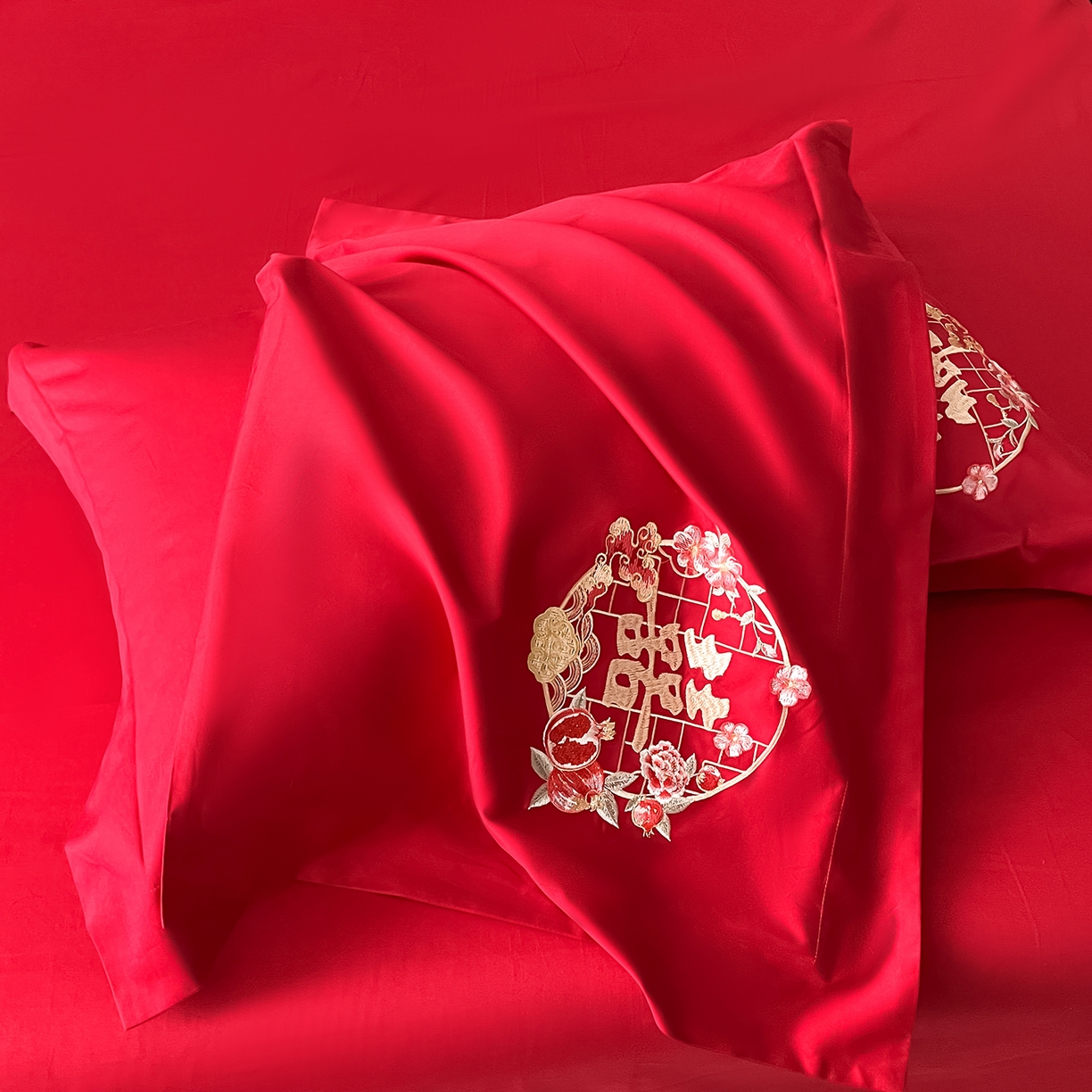 91家纺网 家纺一手货源 找家纺 置顶家纺 2026新款新中式亲肤婚庆绣花四件套 富贵美满-大红