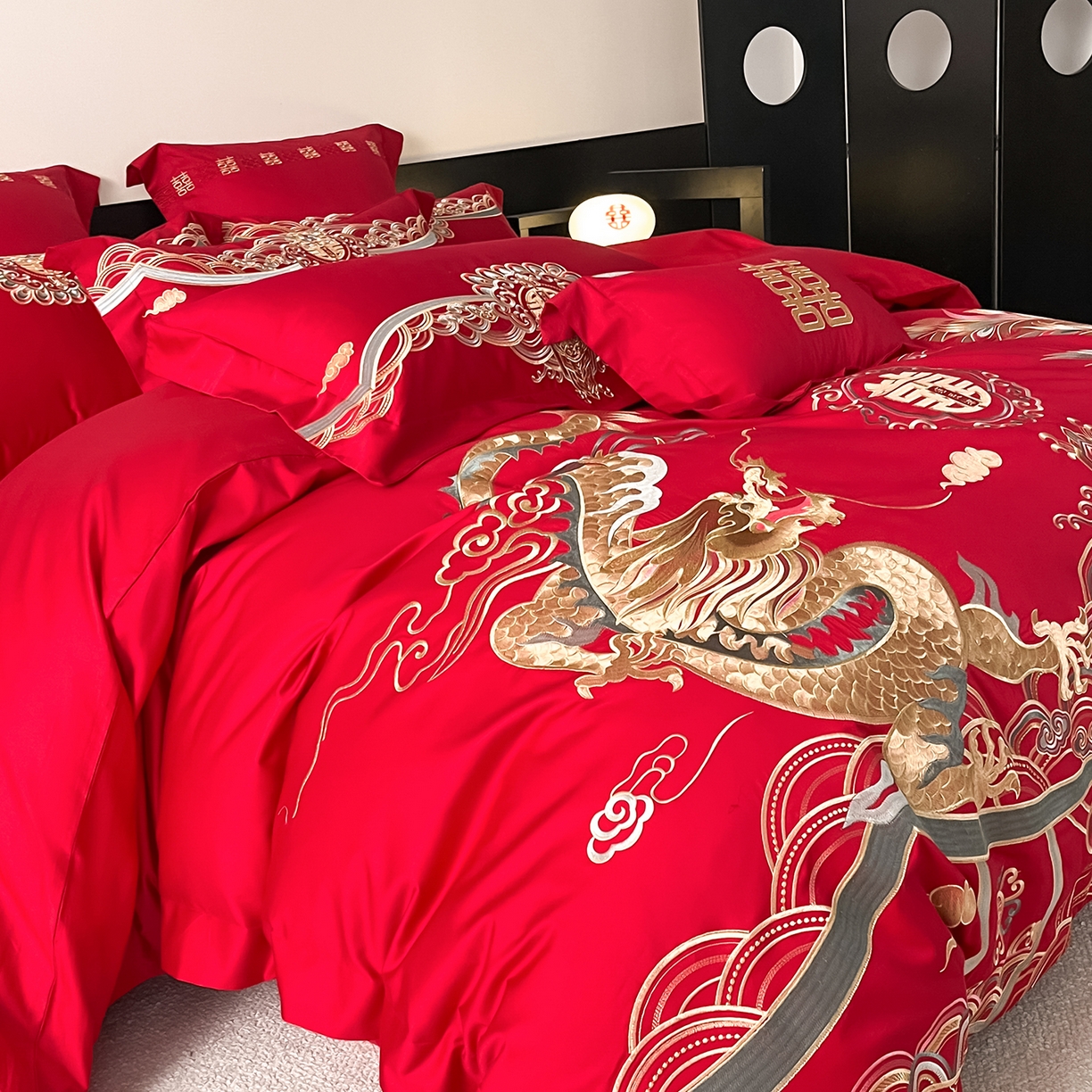 91家纺网 家纺一手货源 找家纺 置顶家纺 2026新款新中式亲肤婚庆绣花四件套 良缘夙缔-大红