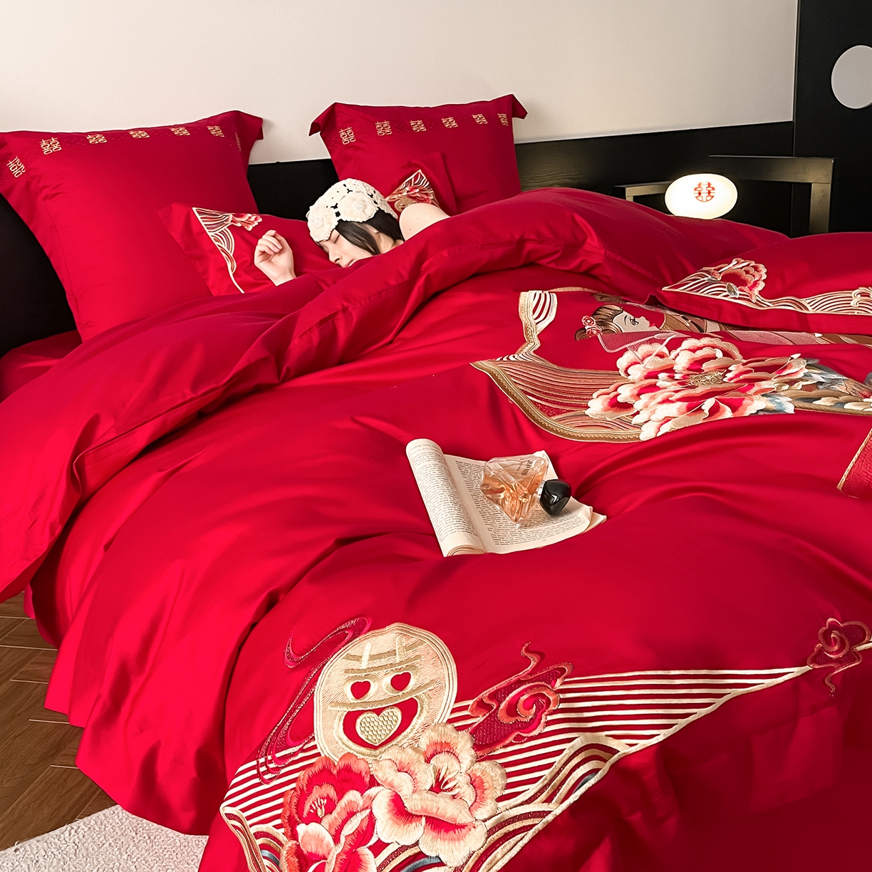 91家纺网 家纺一手货源 找家纺 置顶家纺 2026新款新中式亲肤婚庆绣花四件套 浪漫相悦-大红