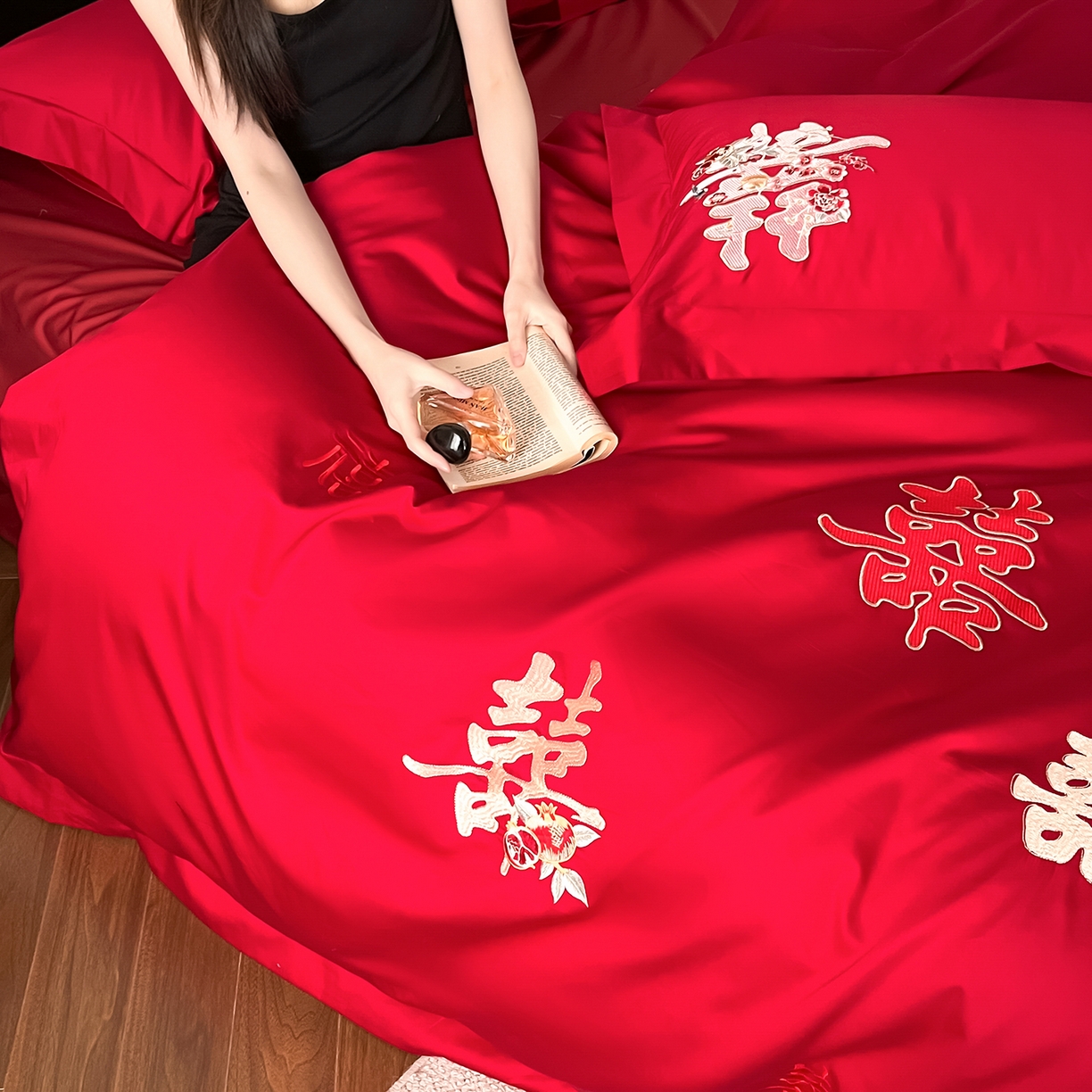 91家纺网 家纺一手货源 找家纺 置顶家纺 2026新款新中式亲肤婚庆绣花四件套 燕尔新婚-大红