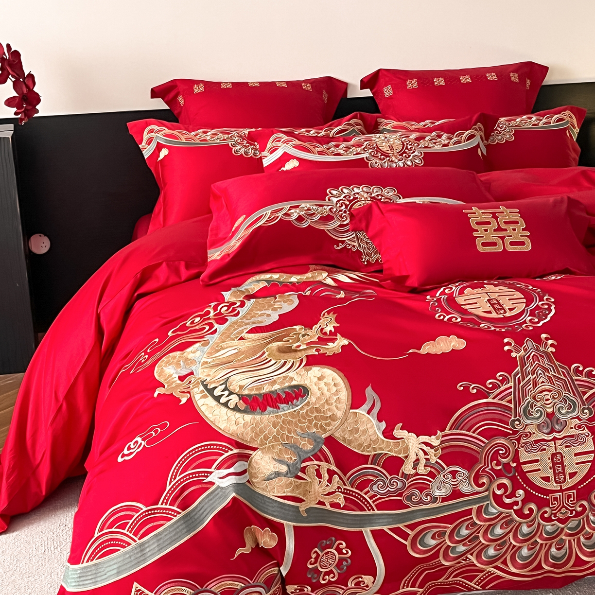 91家纺网 家纺一手货源 找家纺 置顶家纺 2026新款新中式亲肤婚庆绣花四件套 良缘夙缔-大红