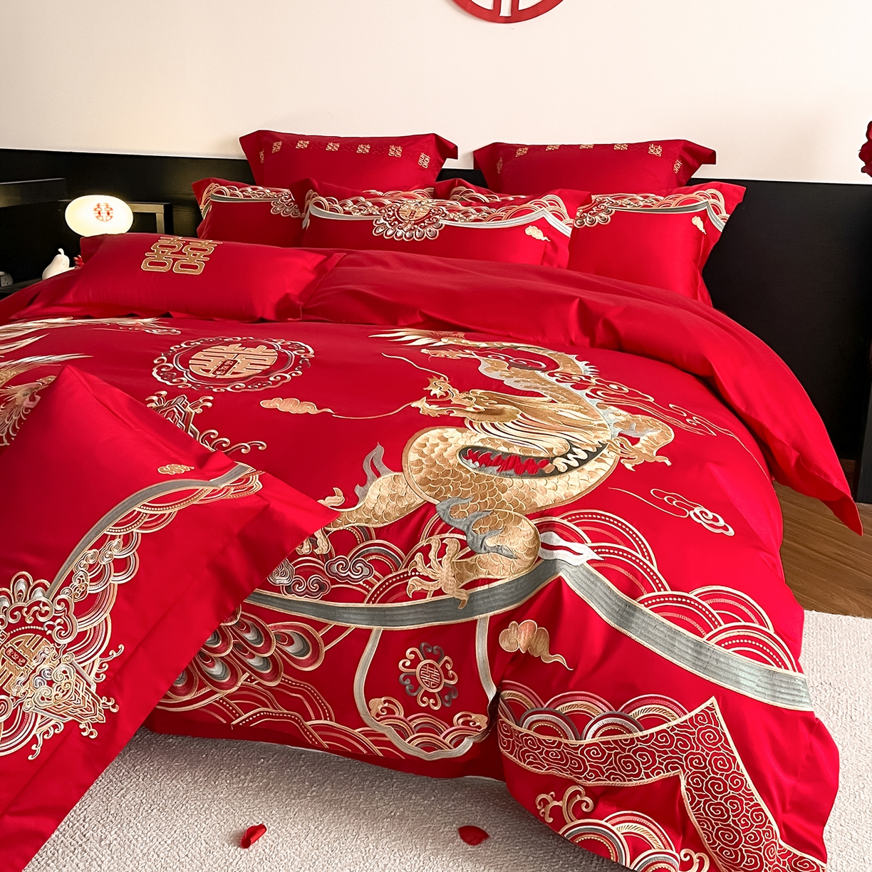 91家纺网 家纺一手货源 找家纺 置顶家纺 2026新款新中式亲肤婚庆绣花四件套 良缘夙缔-大红