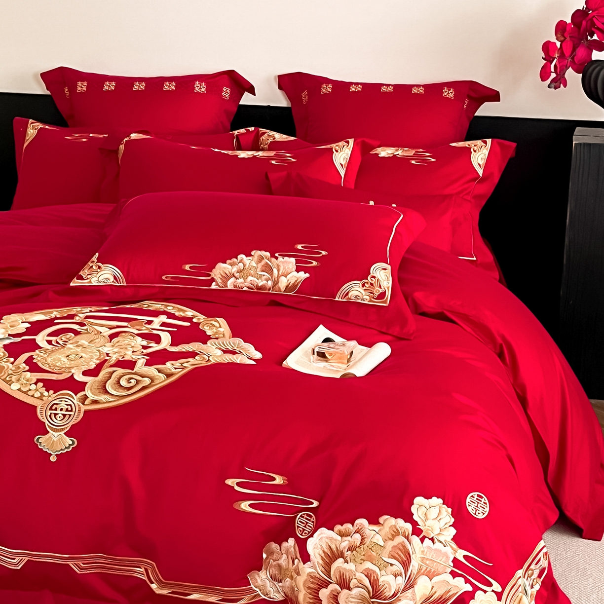 91家纺网 家纺一手货源 找家纺 置顶家纺 2026新款新中式亲肤婚庆绣花四件套 金玉满堂-大红