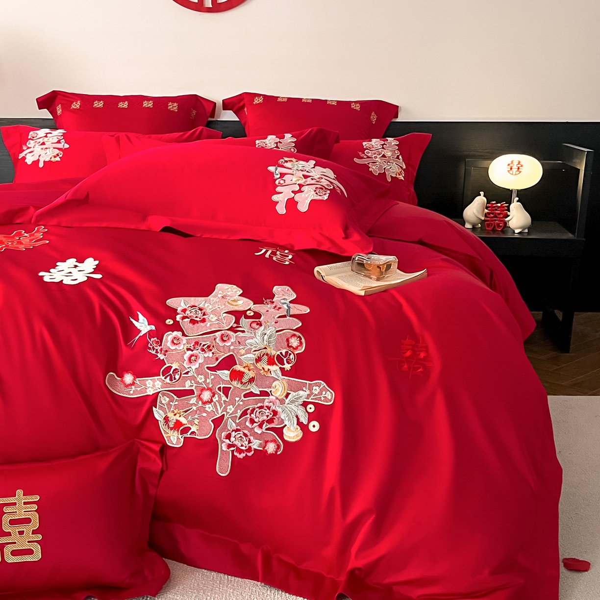 91家纺网 家纺一手货源 找家纺 置顶家纺 2026新款新中式亲肤婚庆绣花四件套 燕尔新婚-大红