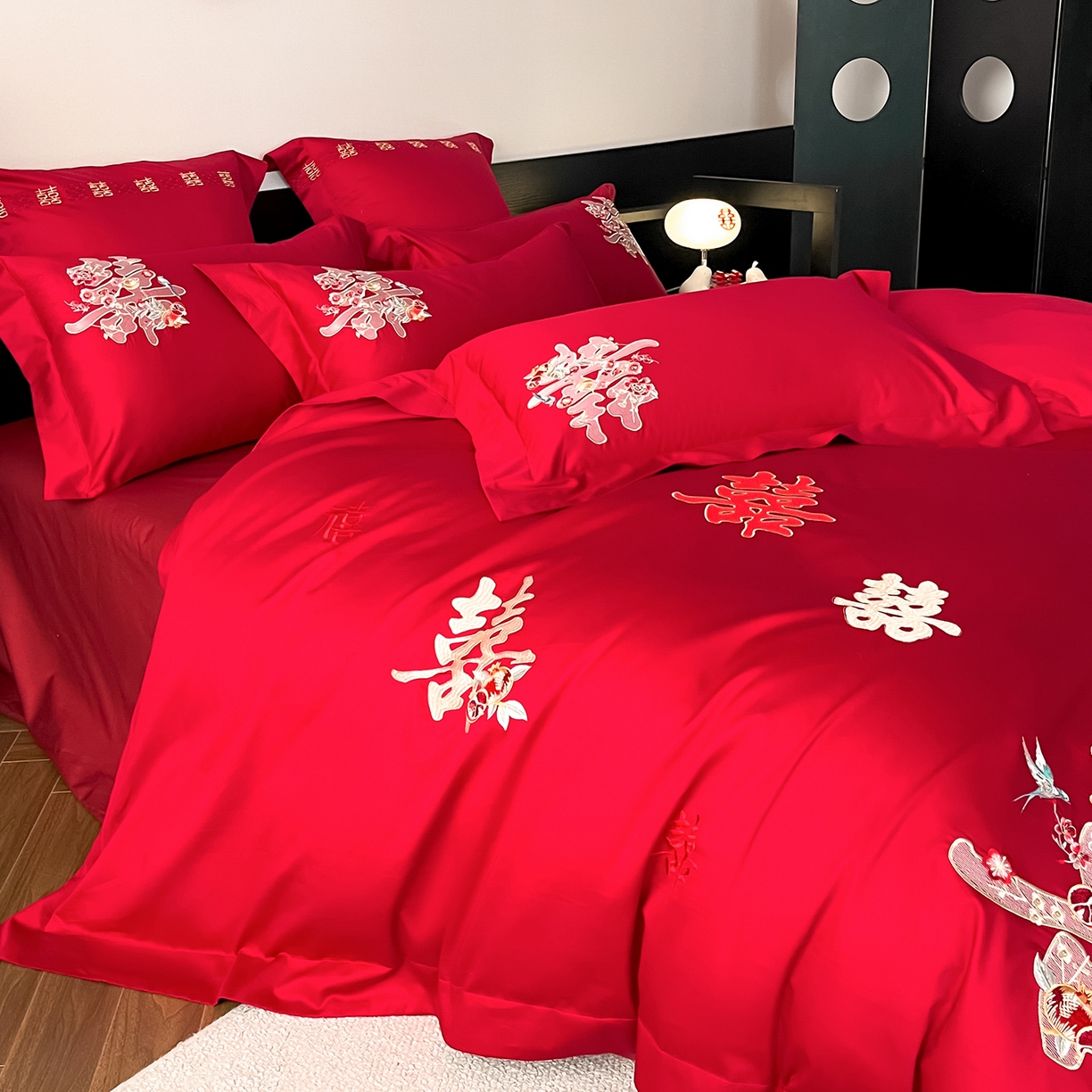 91家纺网 家纺一手货源 找家纺 置顶家纺 2026新款新中式亲肤婚庆绣花四件套 燕尔新婚-大红