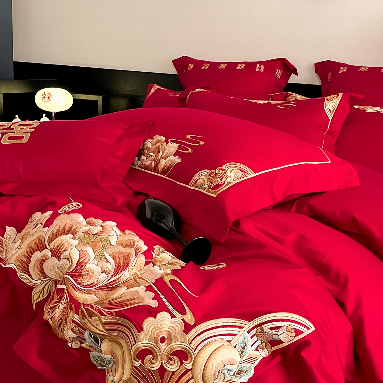 91家纺网 家纺一手货源 找家纺 置顶家纺 2026新款新中式亲肤婚庆绣花四件套 金玉满堂-大红