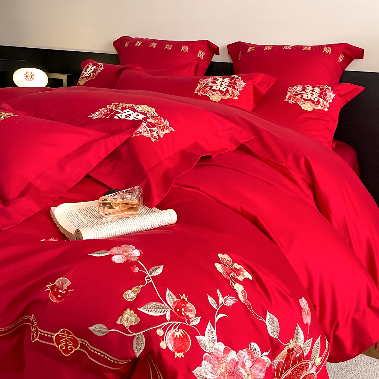 91家纺网 家纺一手货源 找家纺 置顶家纺 2026新款新中式亲肤婚庆绣花四件套 富贵美满-大红