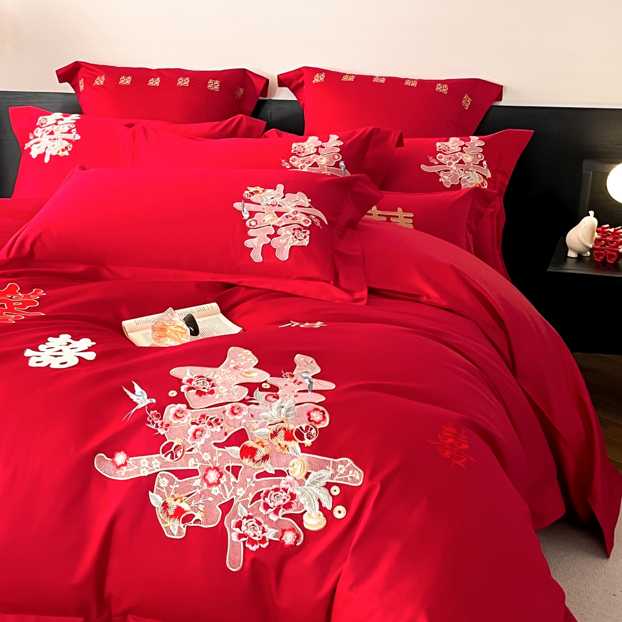 91家纺网 家纺一手货源 找家纺 置顶家纺 2026新款新中式亲肤婚庆绣花四件套 燕尔新婚-大红