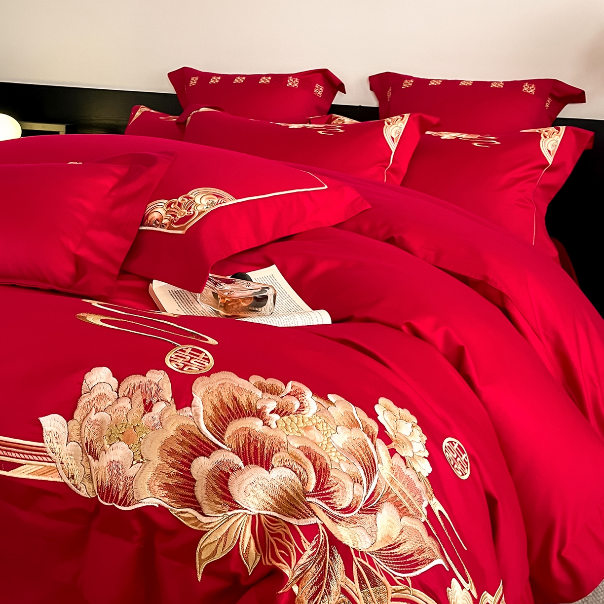 91家纺网 家纺一手货源 找家纺 置顶家纺 2026新款新中式亲肤婚庆绣花四件套 金玉满堂-大红