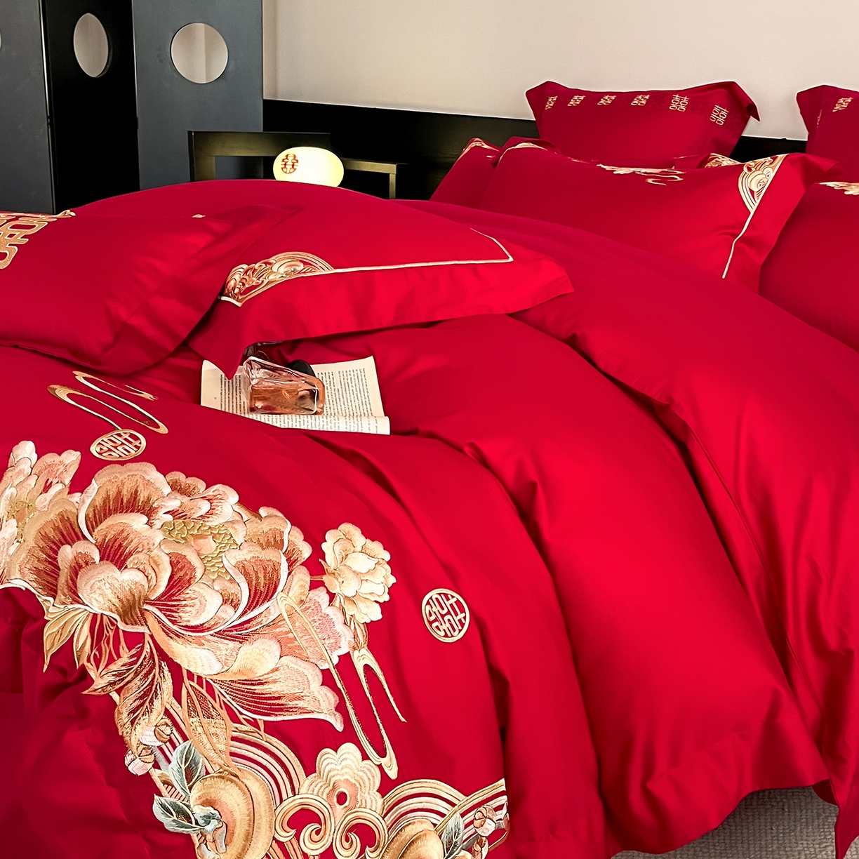 91家纺网 家纺一手货源 找家纺 置顶家纺 2026新款新中式亲肤婚庆绣花四件套 金玉满堂-大红