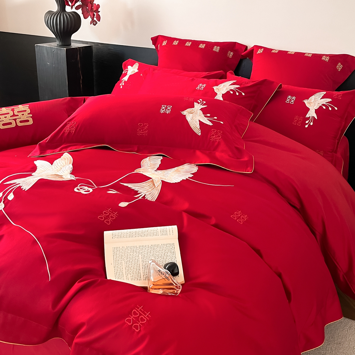 91家纺网 家纺一手货源 找家纺 置顶家纺 2026新款新中式亲肤婚庆绣花四件套 比翼双飞-大红