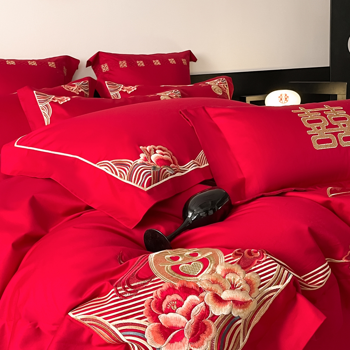 91家纺网 家纺一手货源 找家纺 置顶家纺 2026新款新中式亲肤婚庆绣花四件套 浪漫相悦-大红