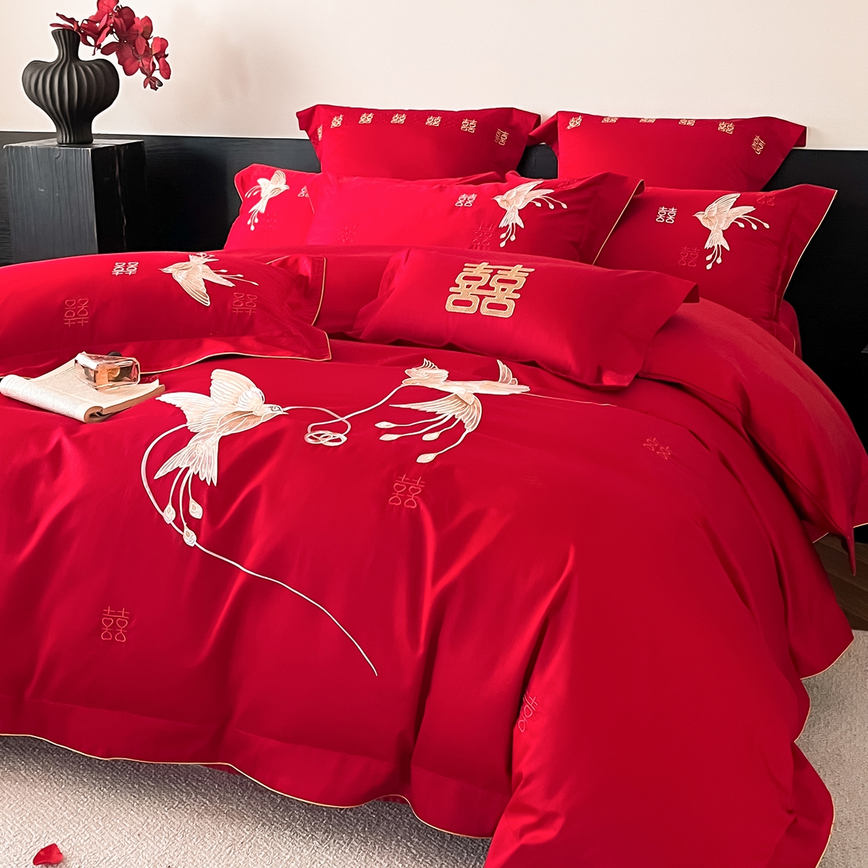 91家纺网 家纺一手货源 找家纺 置顶家纺 2026新款新中式亲肤婚庆绣花四件套 比翼双飞-大红