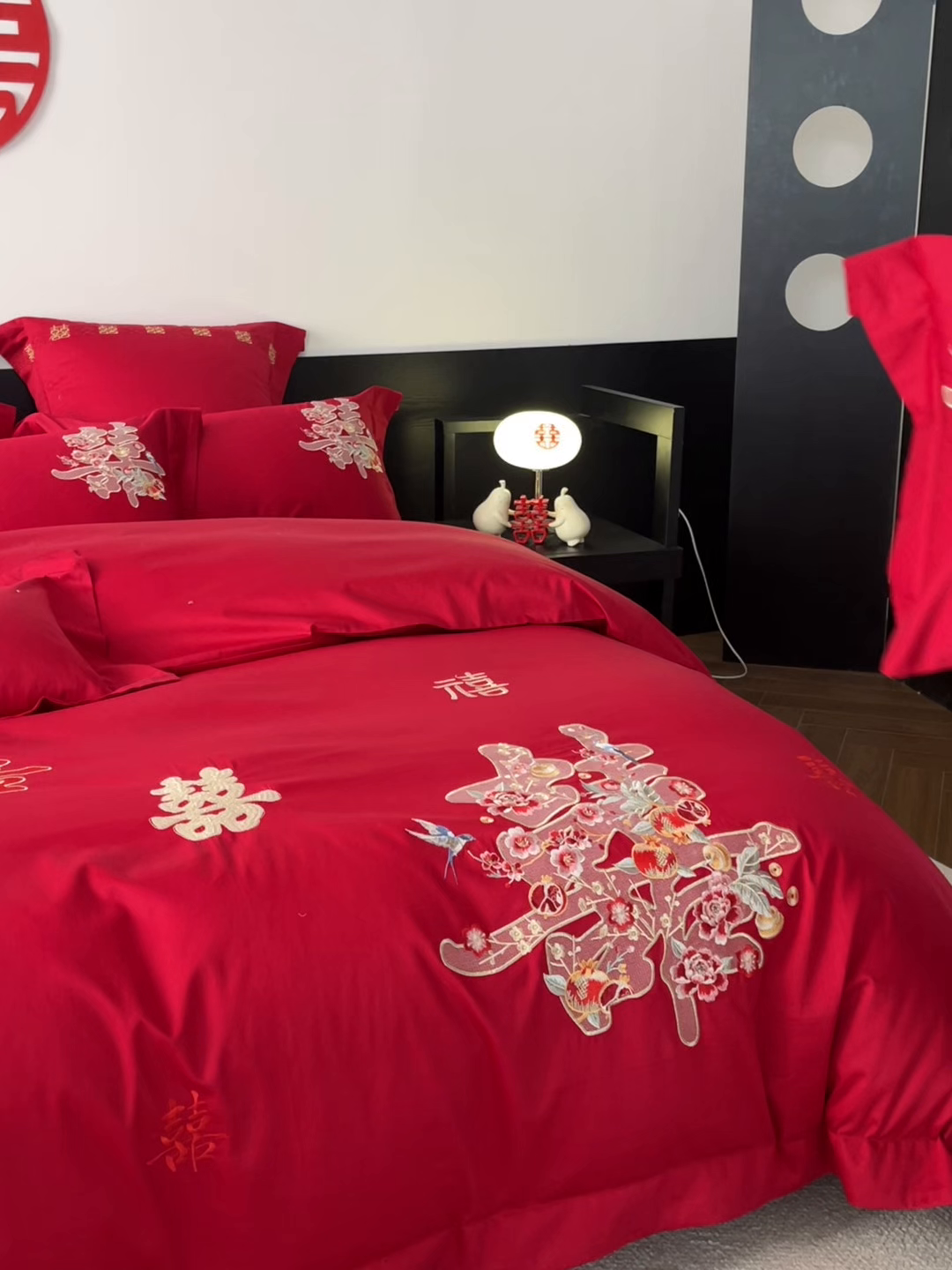 91家纺网 家纺一手货源 找家纺 置顶家纺 2026新款新中式亲肤婚庆绣花四件套 燕尔新婚-大红