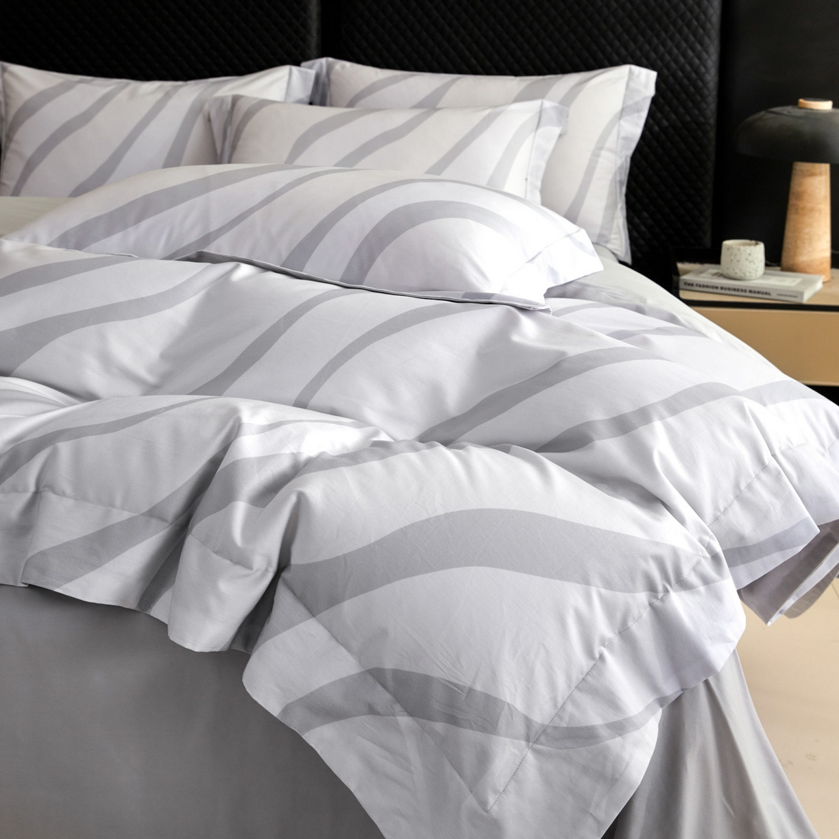 91家纺网 家纺一手货源 找家纺 新方向 2026年数码印花50s双股全棉纯棉贡缎长绒棉四件套-轨迹（专版花型 严格控价 标准318元 加大338元） 轨迹-爵士灰