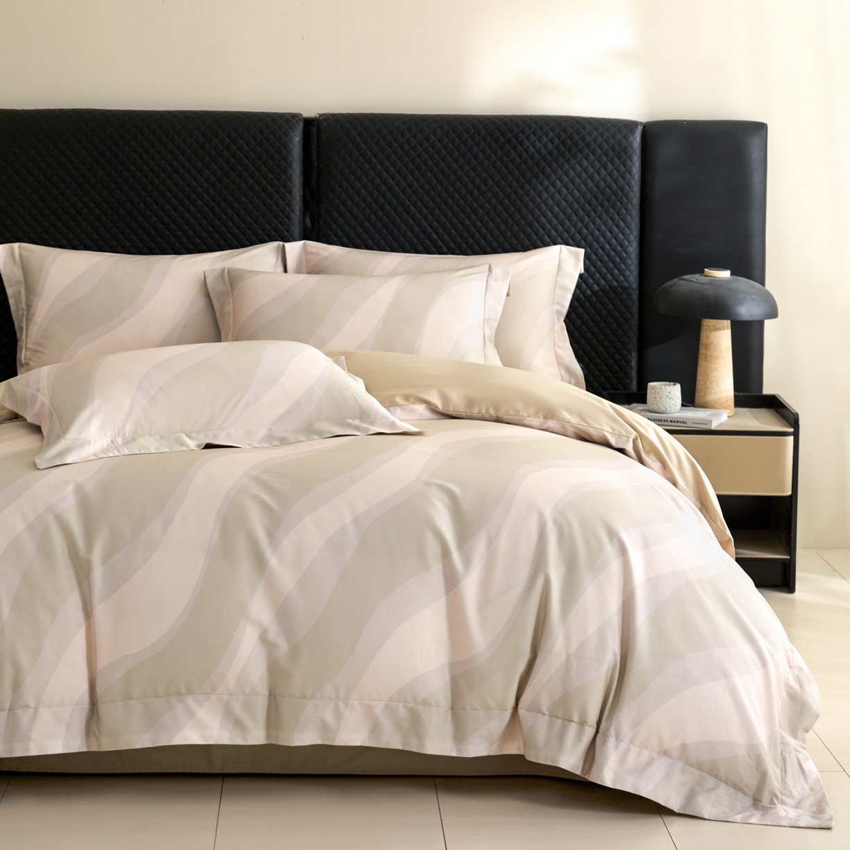 91家纺网 家纺一手货源 找家纺 新方向 2026年数码印花50s双股全棉纯棉贡缎长绒棉四件套-轨迹（专版花型 严格控价 标准318元 加大338元） 轨迹-香槟