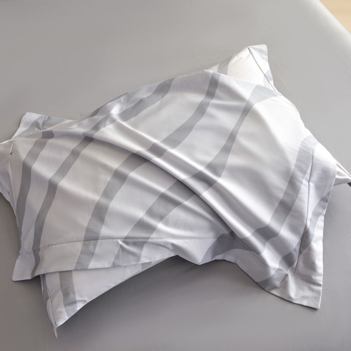 91家纺网 家纺一手货源 找家纺 新方向 2026年数码印花50s双股全棉纯棉贡缎长绒棉四件套-轨迹（专版花型 严格控价 标准318元 加大338元） 轨迹-爵士灰