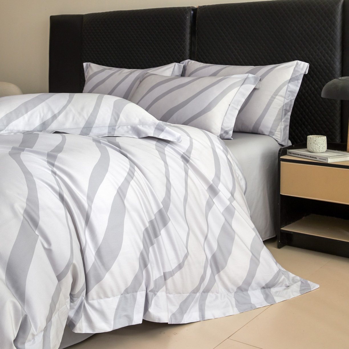 91家纺网 家纺一手货源 找家纺 新方向 2026年数码印花50s双股全棉纯棉贡缎长绒棉四件套-轨迹（专版花型 严格控价 标准318元 加大338元） 轨迹-爵士灰