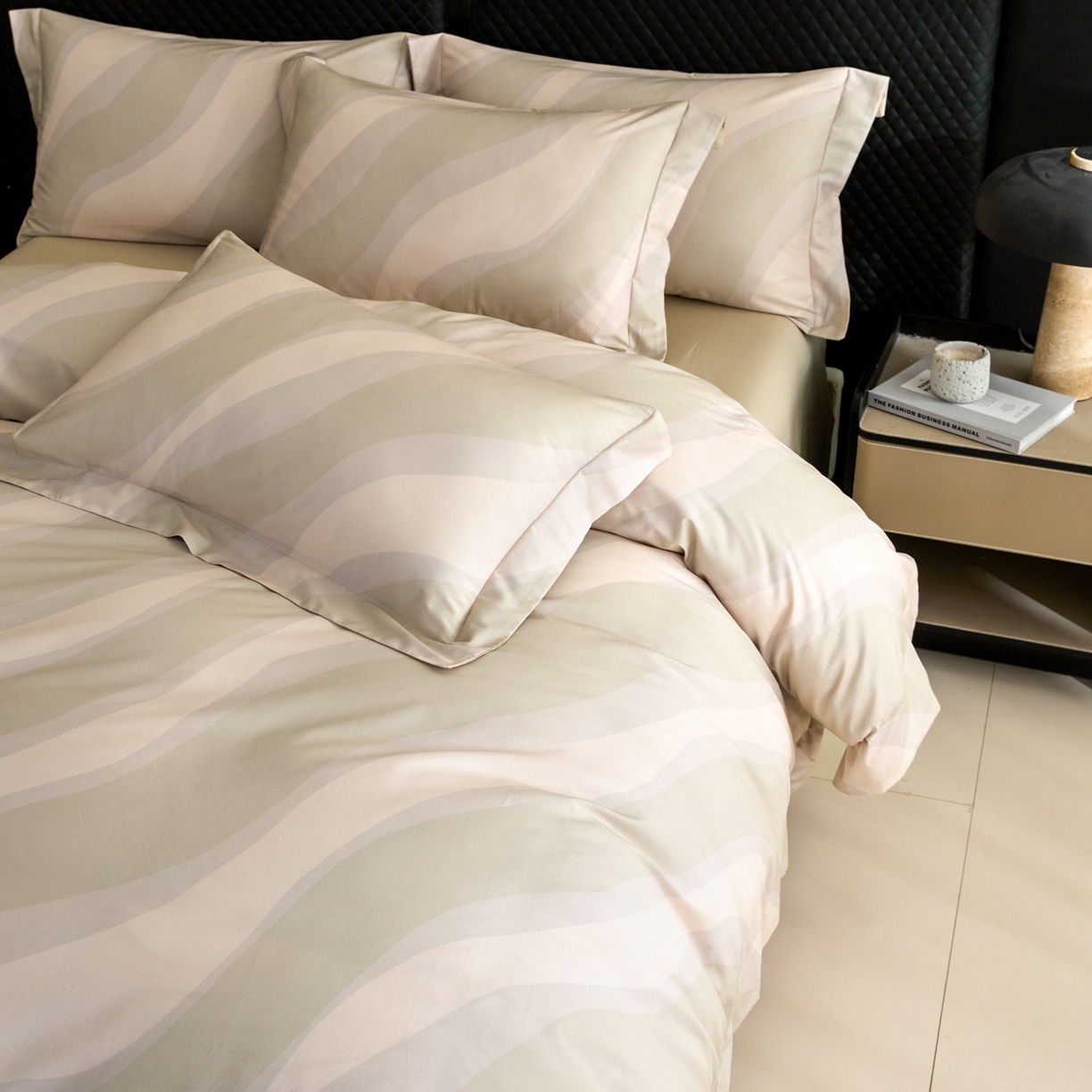 91家纺网 家纺一手货源 找家纺 新方向 2026年数码印花50s双股全棉纯棉贡缎长绒棉四件套-轨迹（专版花型 严格控价 标准318元 加大338元） 轨迹-香槟