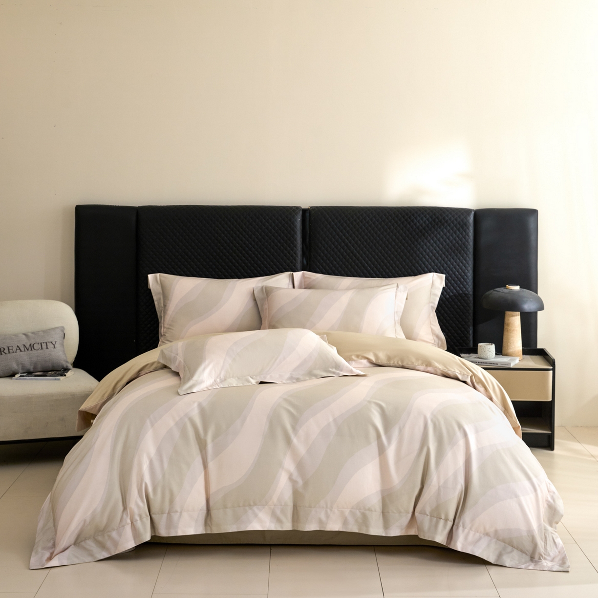 91家纺网 家纺一手货源 找家纺 新方向 2026年数码印花50s双股全棉纯棉贡缎长绒棉四件套-轨迹（专版花型 严格控价 标准318元 加大338元） 轨迹-香槟