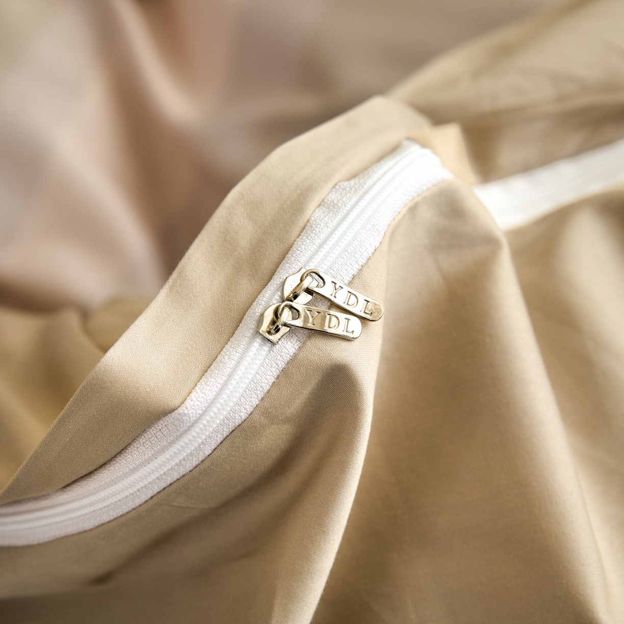 91家纺网 家纺一手货源 找家纺 新方向 2026年数码印花50s双股全棉纯棉贡缎长绒棉四件套-轨迹（专版花型 严格控价 标准318元 加大338元） 轨迹-香槟