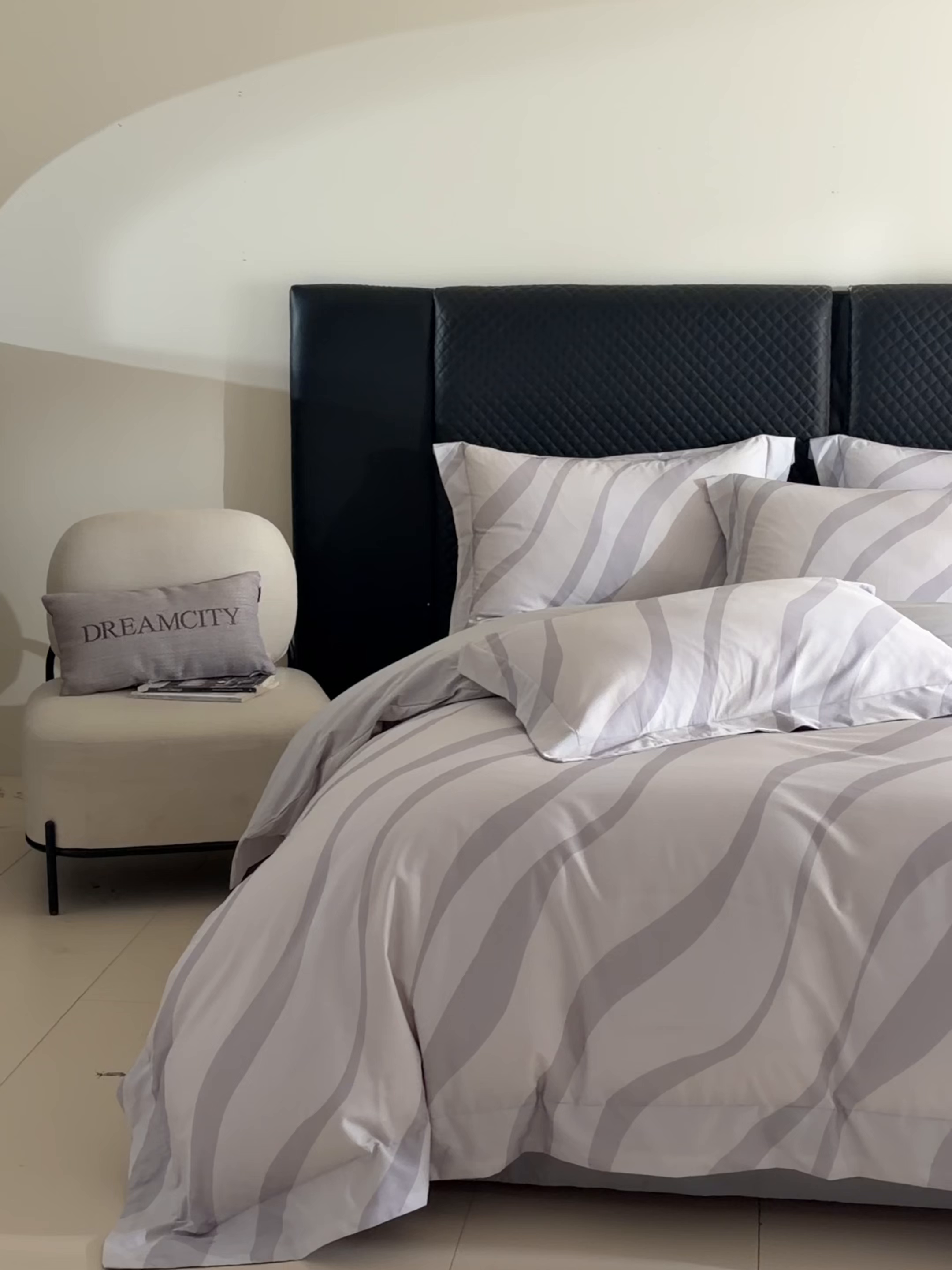 91家纺网 家纺一手货源 找家纺 新方向 2026年数码印花50s双股全棉纯棉贡缎长绒棉四件套-轨迹（专版花型 严格控价 标准318元 加大338元） 轨迹-爵士灰