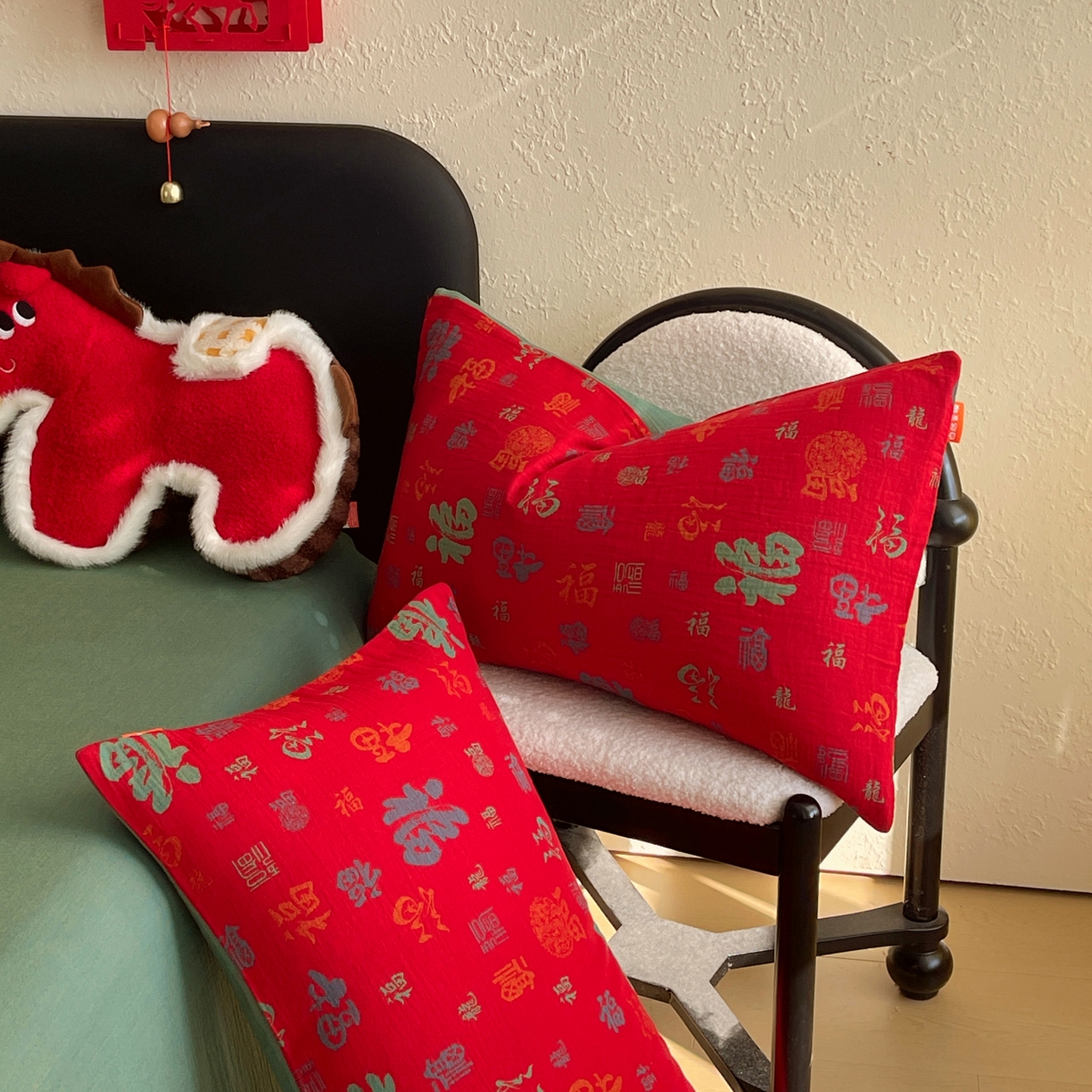 91家纺网 家纺一手货源 找家纺 春皖家纺 2026新款全棉色织双层纱提花百福系列拉链款-单枕套 红百福