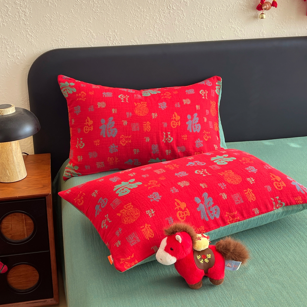 91家纺网 家纺一手货源 找家纺 春皖家纺 2026新款全棉色织双层纱提花百福系列拉链款-单枕套 红百福