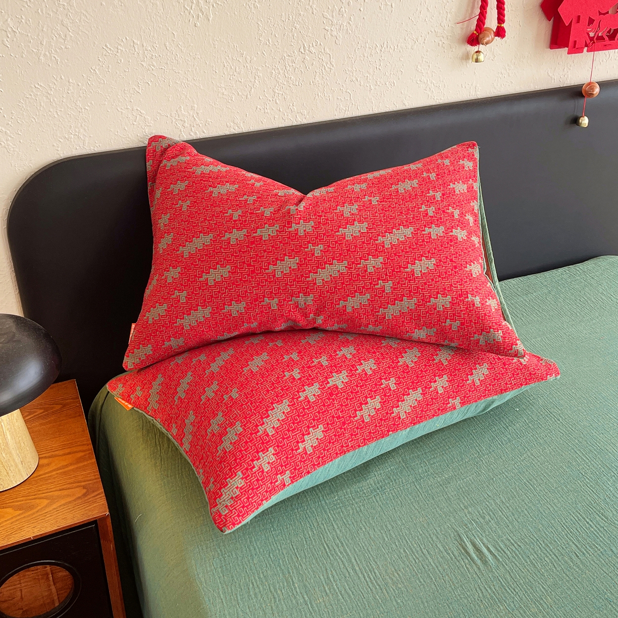 91家纺网 家纺一手货源 找家纺 春皖家纺 2026新款全棉色织双层纱提花百福系列拉链款-单枕套 红赤兔