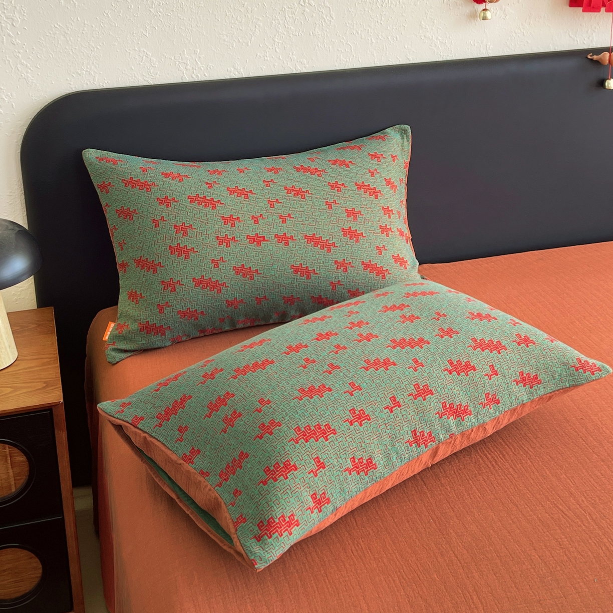 91家纺网 家纺一手货源 找家纺 春皖家纺 2026新款全棉色织双层纱提花百福系列拉链款-单枕套 绿赤兔