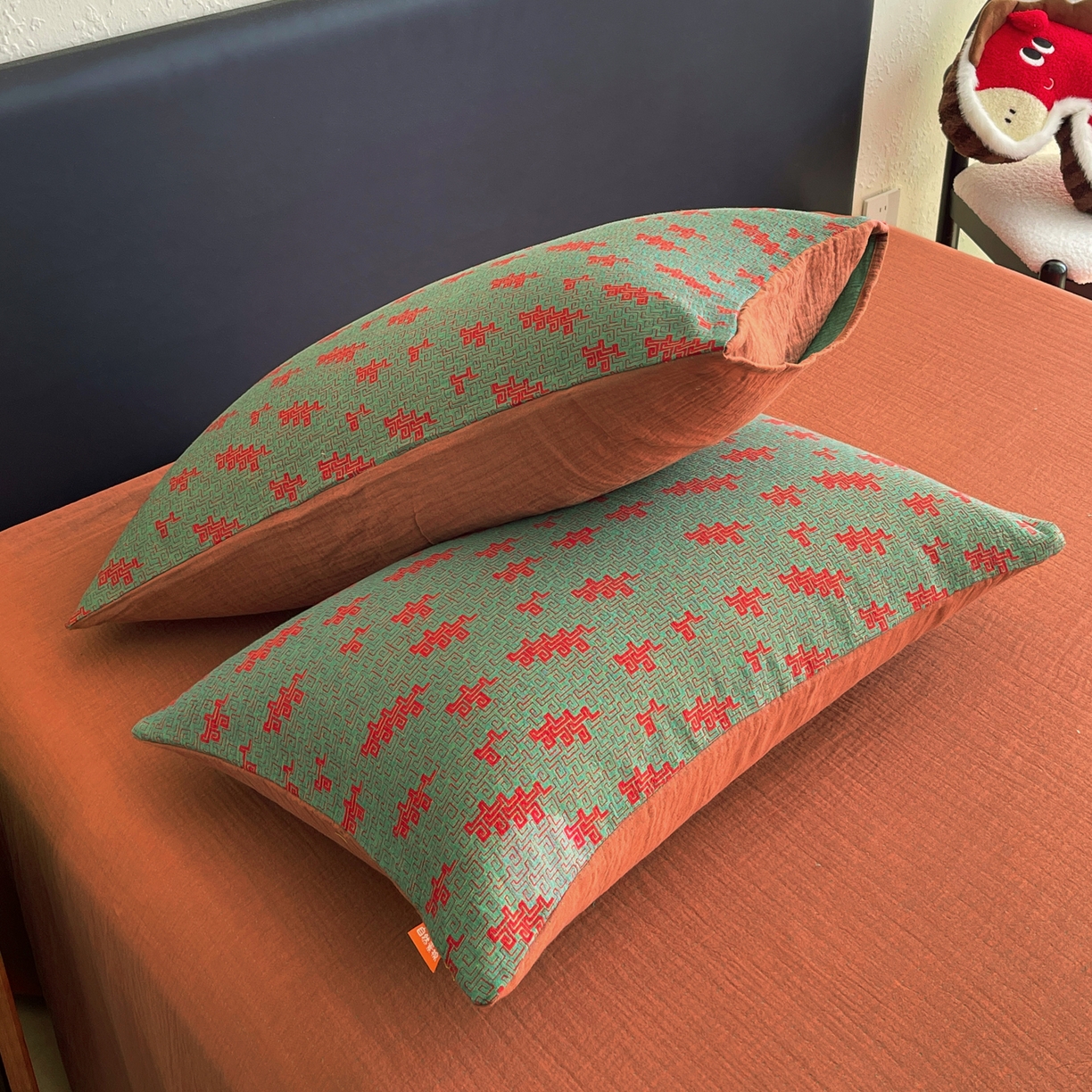 91家纺网 家纺一手货源 找家纺 春皖家纺 2026新款全棉色织双层纱提花百福系列拉链款-单枕套 绿赤兔