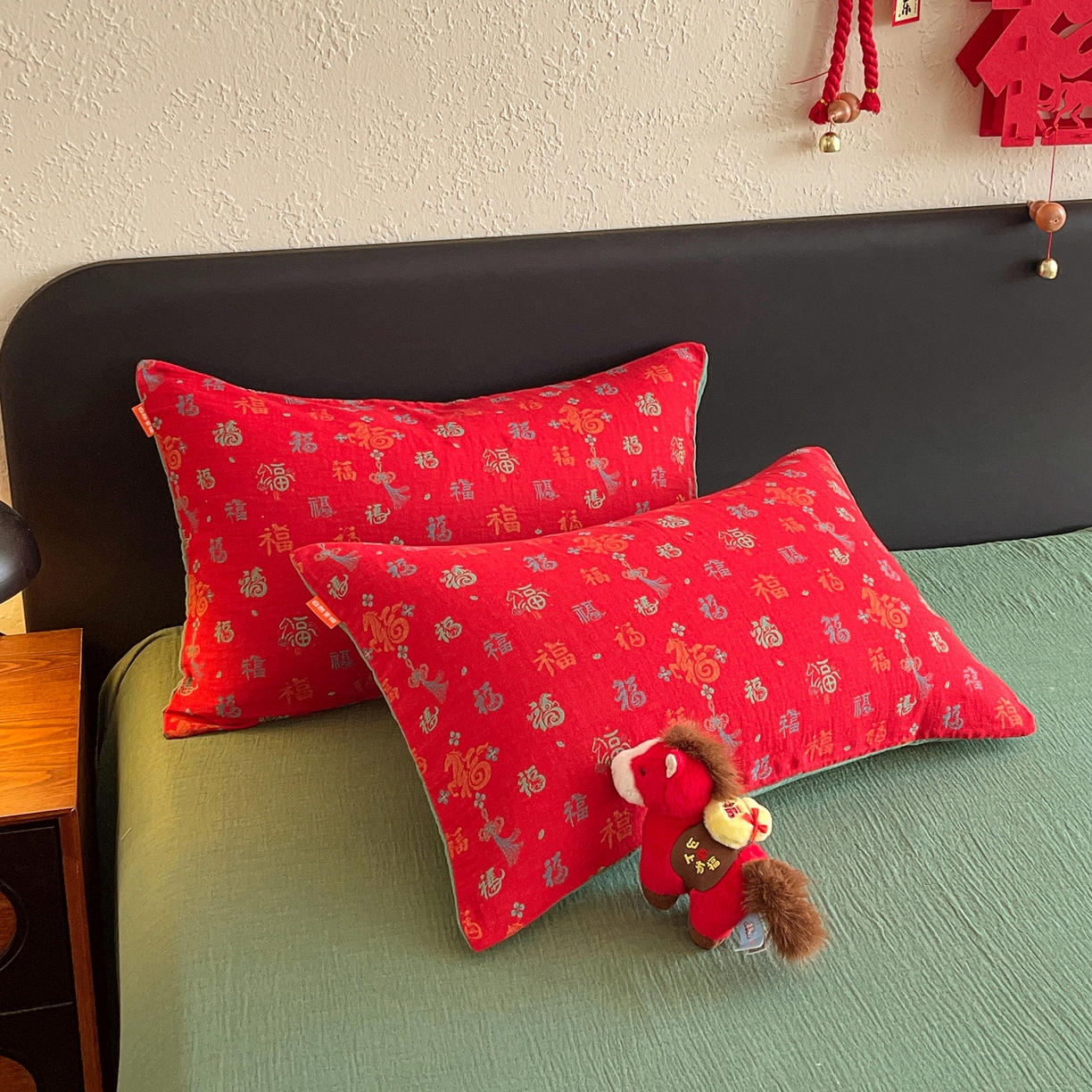 91家纺网 家纺一手货源 找家纺 春皖家纺 2026新款全棉色织双层纱提花百福系列拉链款-单枕套 红福马