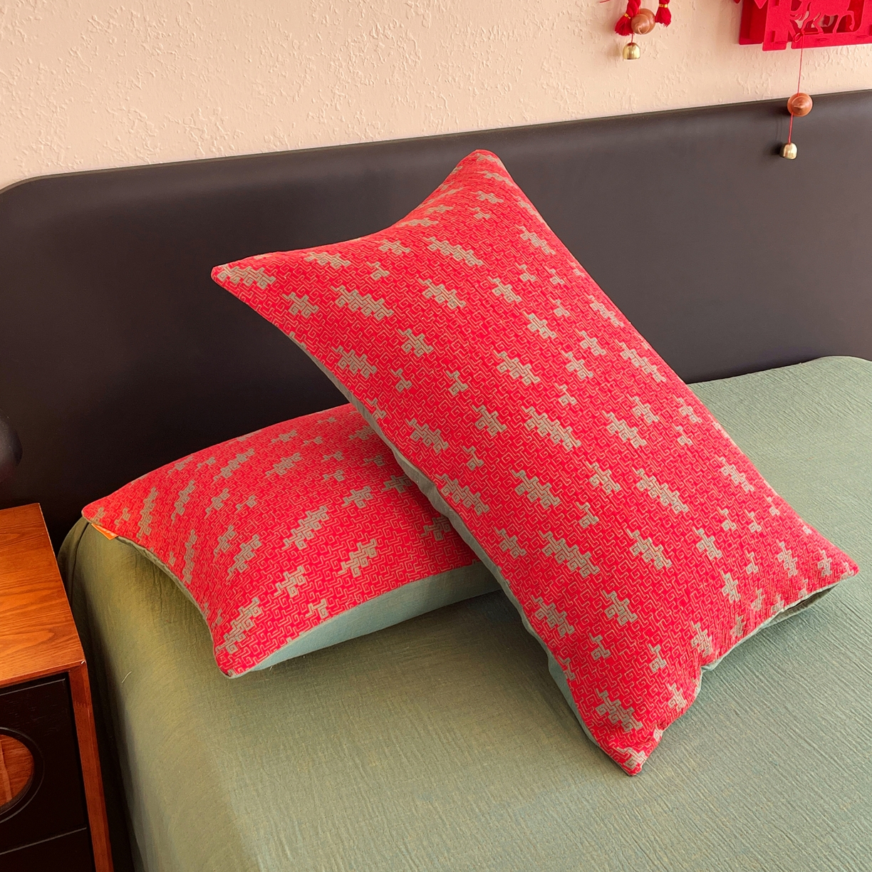 91家纺网 家纺一手货源 找家纺 春皖家纺 2026新款全棉色织双层纱提花百福系列拉链款-单枕套 红赤兔