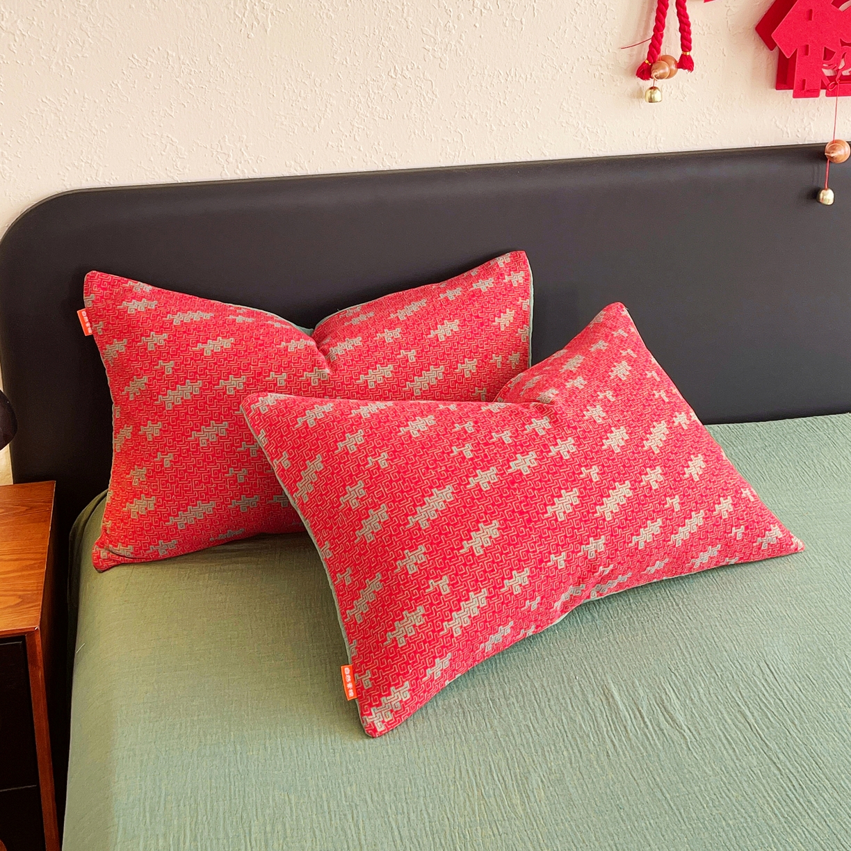 91家纺网 家纺一手货源 找家纺 春皖家纺 2026新款全棉色织双层纱提花百福系列拉链款-单枕套 红赤兔