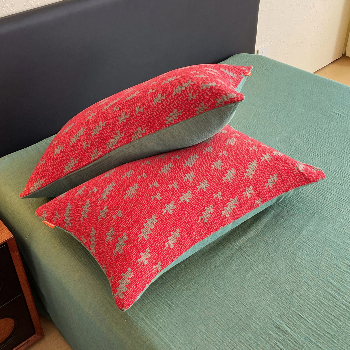 91家纺网 家纺一手货源 找家纺 春皖家纺 2026新款全棉色织双层纱提花百福系列拉链款-单枕套 红赤兔