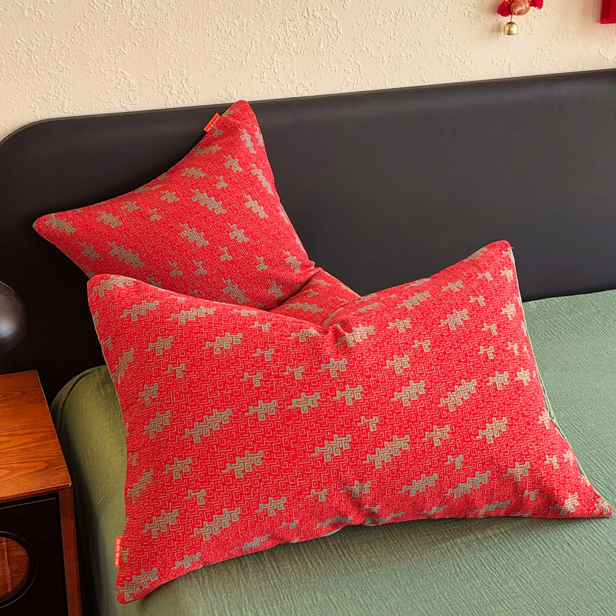 91家纺网 家纺一手货源 找家纺 春皖家纺 2026新款全棉色织双层纱提花百福系列拉链款-单枕套 红赤兔