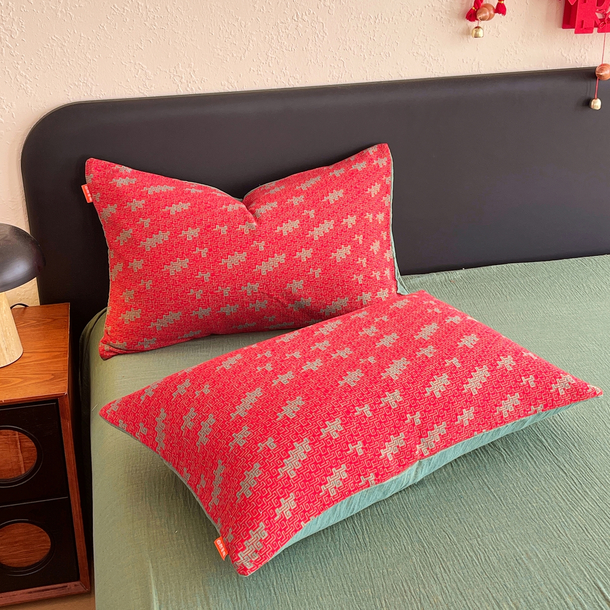 91家纺网 家纺一手货源 找家纺 春皖家纺 2026新款全棉色织双层纱提花百福系列拉链款-单枕套 红赤兔