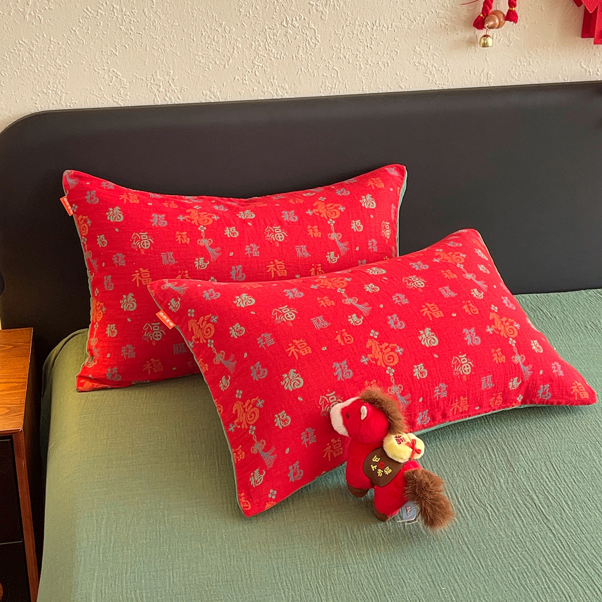 91家纺网 家纺一手货源 找家纺 春皖家纺 2026新款全棉色织双层纱提花百福系列拉链款-单枕套 红福马