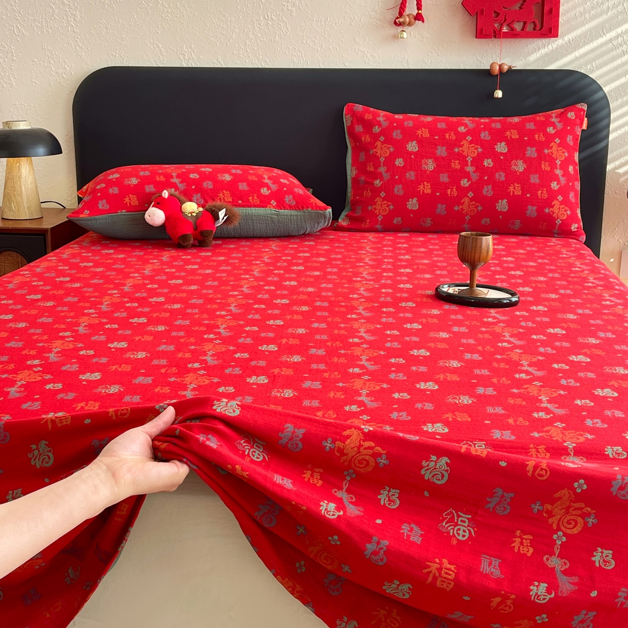 91家纺网 家纺一手货源 找家纺 春皖家纺 2026新款全棉色织双层纱提花百福系列拉链款-单床单 红福马