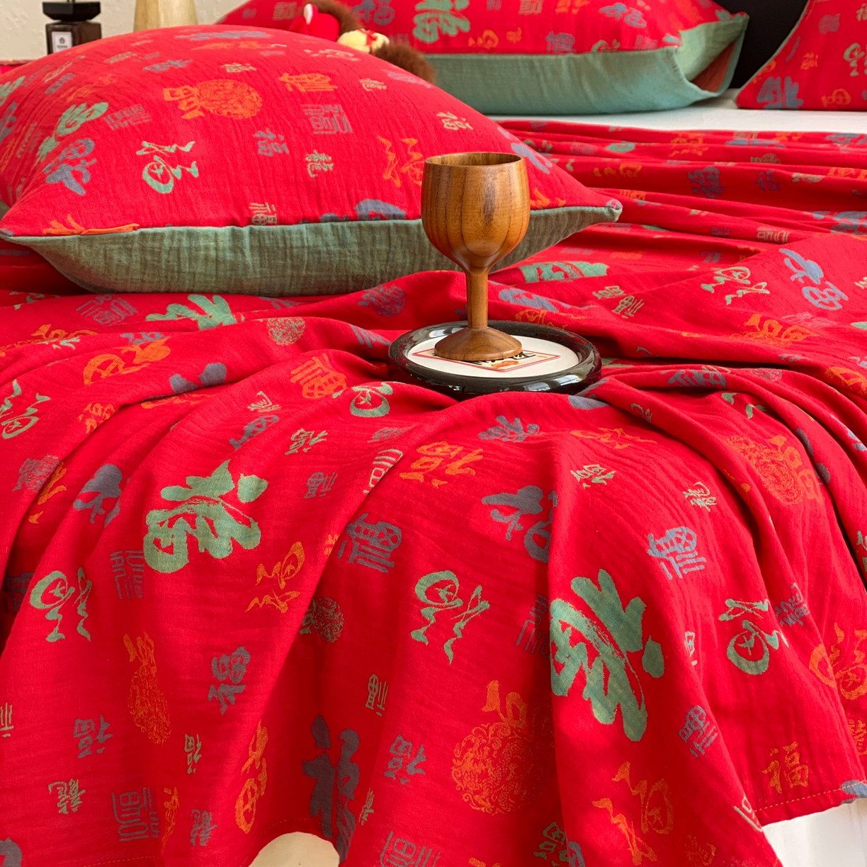 91家纺网 家纺一手货源 找家纺 春皖家纺 2026新款全棉色织双层纱提花百福系列拉链款-单床单 红百福