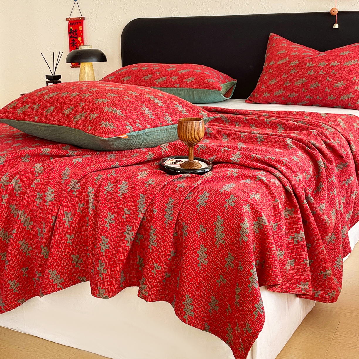 91家纺网 家纺一手货源 找家纺 春皖家纺 2026新款全棉色织双层纱提花百福系列拉链款-单床单 红赤兔