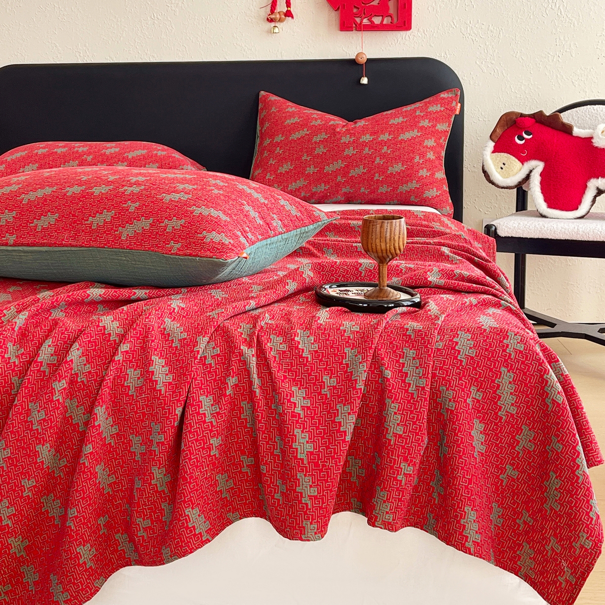 91家纺网 家纺一手货源 找家纺 春皖家纺 2026新款全棉色织双层纱提花百福系列拉链款-单床单 红赤兔