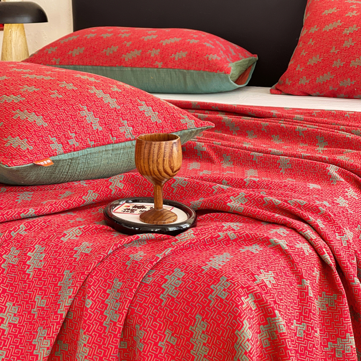 91家纺网 家纺一手货源 找家纺 春皖家纺 2026新款全棉色织双层纱提花百福系列拉链款-单床单 红赤兔