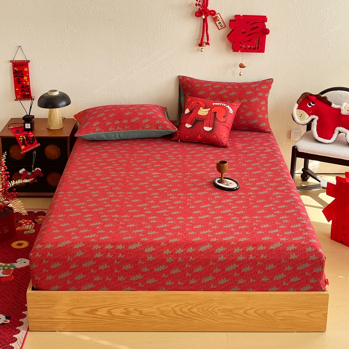 91家纺网 家纺一手货源 找家纺 春皖家纺 2026新款全棉色织双层纱提花百福系列拉链款-单床笠 红赤兔