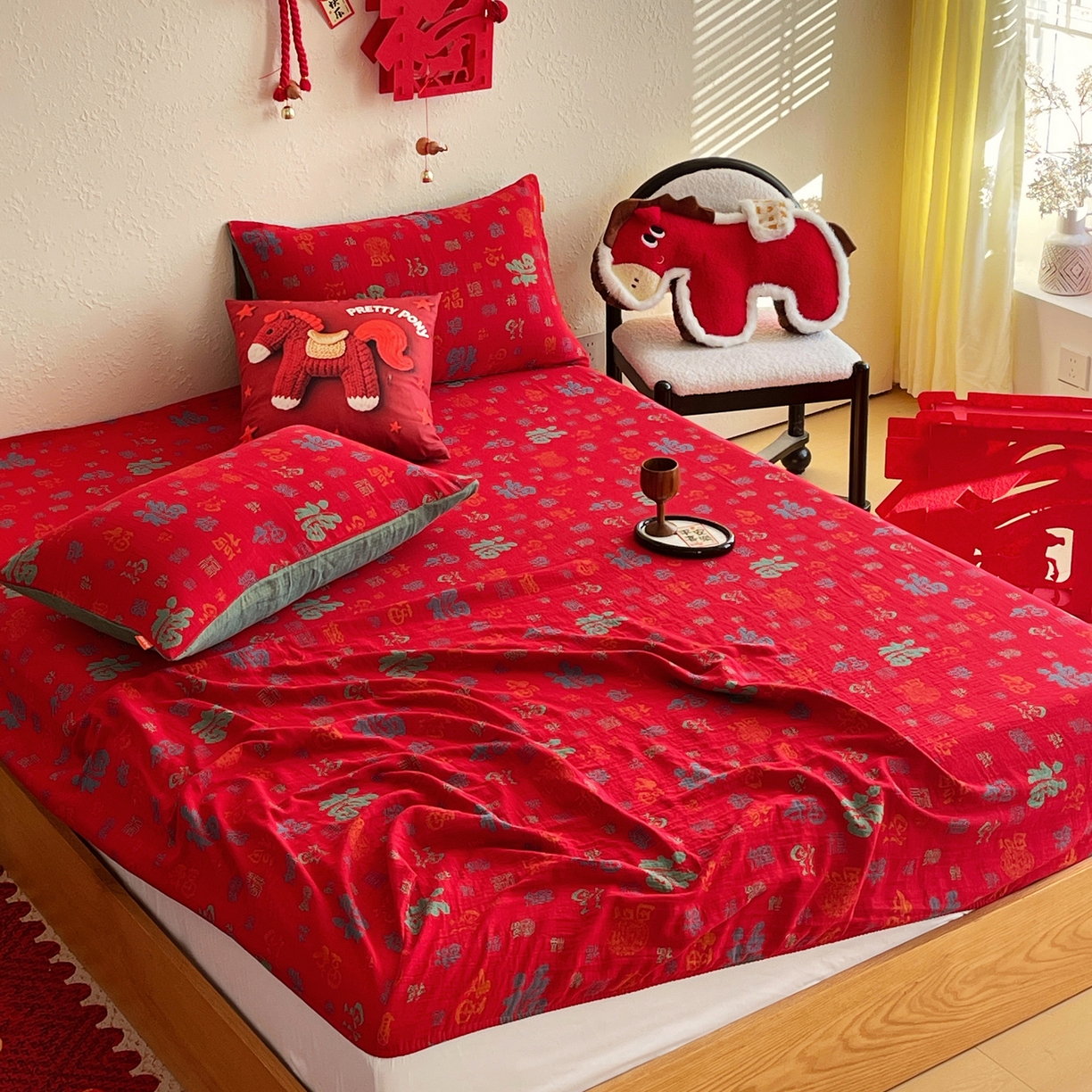 91家纺网 家纺一手货源 找家纺 春皖家纺 2026新款全棉色织双层纱提花百福系列拉链款-单床笠 红百福