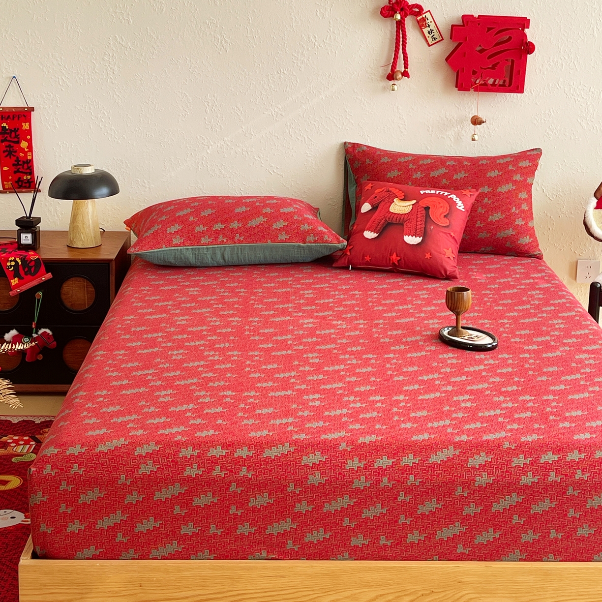 91家纺网 家纺一手货源 找家纺 春皖家纺 2026新款全棉色织双层纱提花百福系列拉链款-单床笠 红赤兔