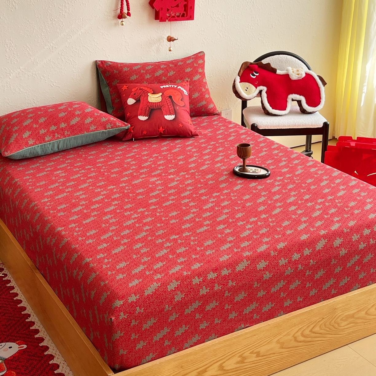 91家纺网 家纺一手货源 找家纺 春皖家纺 2026新款全棉色织双层纱提花百福系列拉链款-单床笠 红赤兔