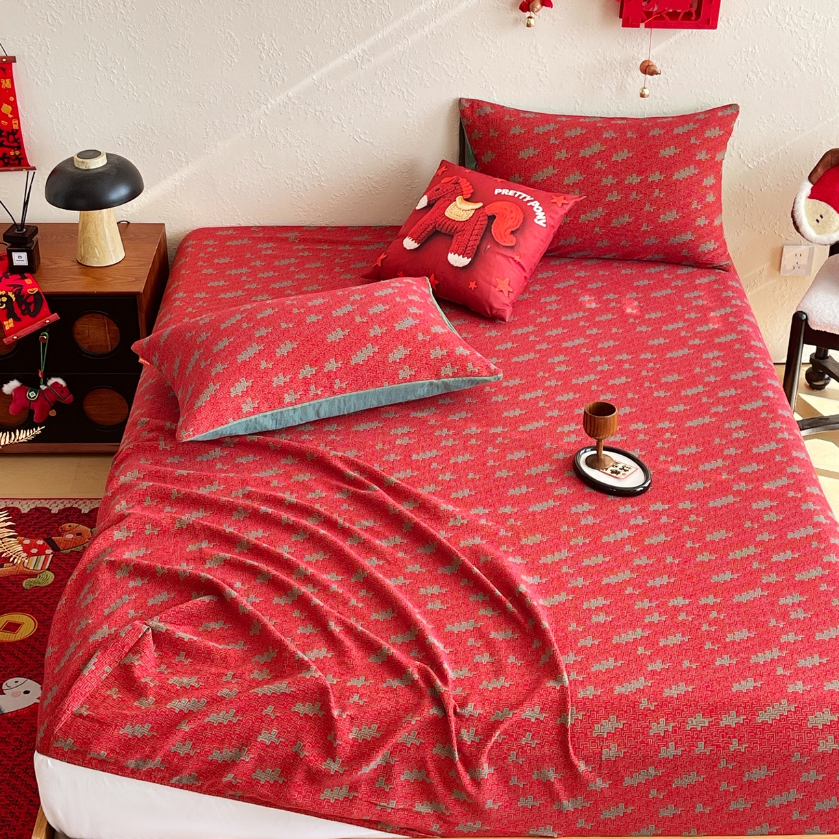 91家纺网 家纺一手货源 找家纺 春皖家纺 2026新款全棉色织双层纱提花百福系列拉链款-单床笠 红赤兔